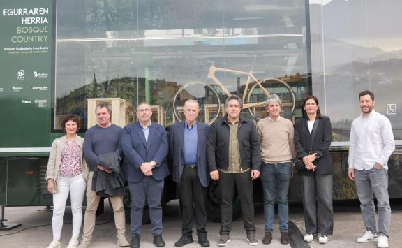 La campaña “Egurraren Herria. Bosque Country” arranca una nueva edición para acercar a la ciudadanía la gestión y el valor del sector forestal-madera en Euskadi
