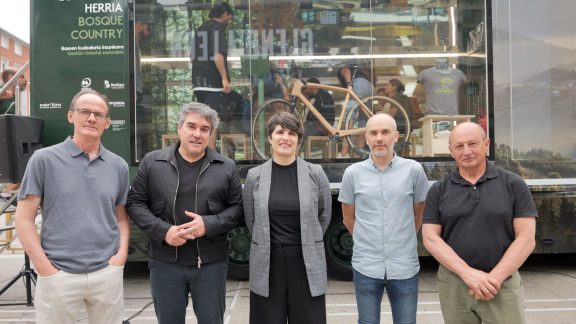 Bilbao acoge una nueva parada de “Egurraren herria. Bosque country”, la campaña que acerca la gestión forestal y el valor del sector forestal-madera de Euskadi a la ciudadanía