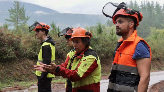 Baskegur organiza un campo de trabajo para formar a jóvenes en el manejo de maquinaria forestal dentro del proyecto Pyrempfor Go